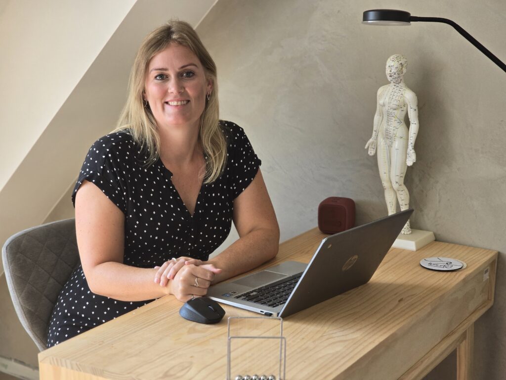 Linda Koeleman van Waves of Qi acupunctuur in Leidschendam